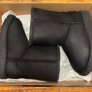 Barely worn only worn twice black UGG boots box included size 8